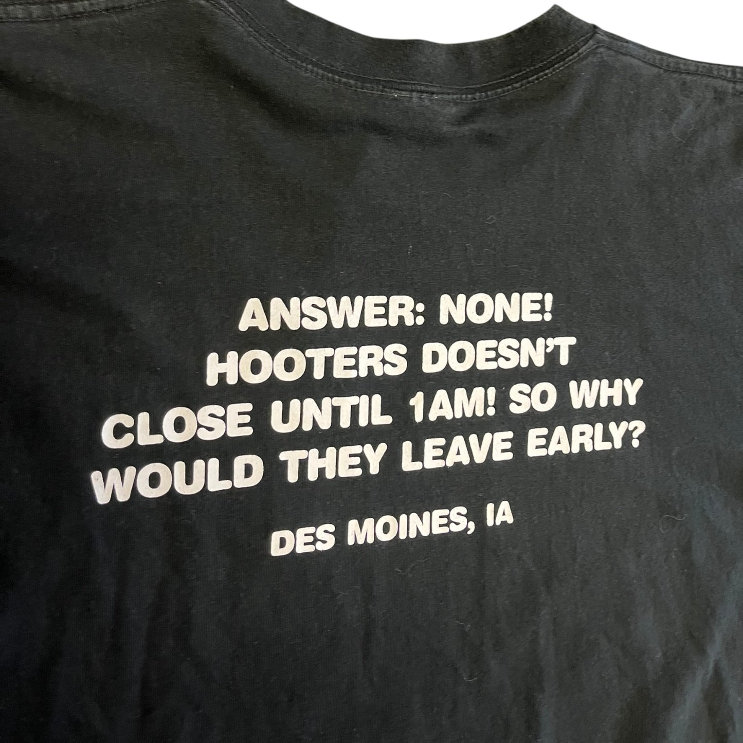 Vintage Hooters Des Moines Trivia Tee