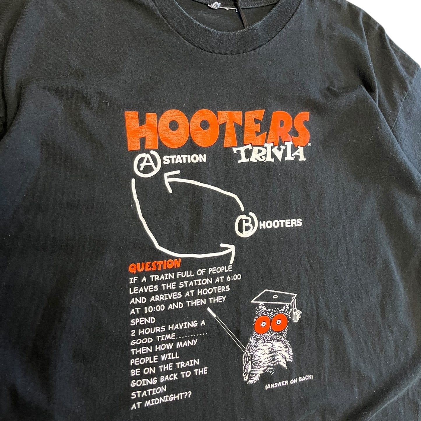Vintage Hooters Des Moines Trivia Tee