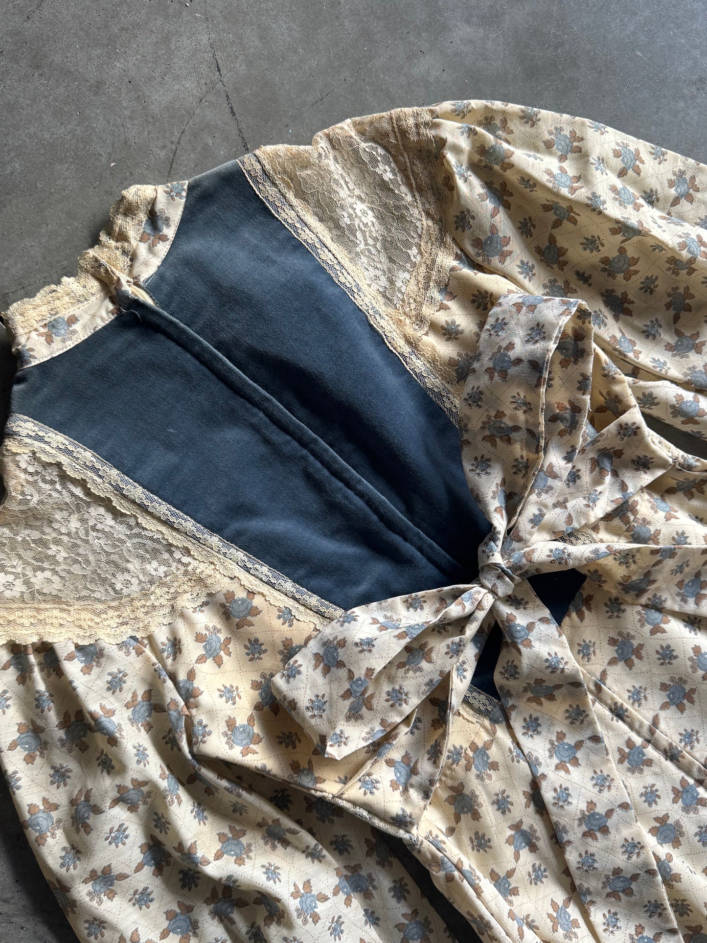 Vintage Gunne Sax 70s Blue Velvet And Cabbage Rose Prairie Dress With Tie Back