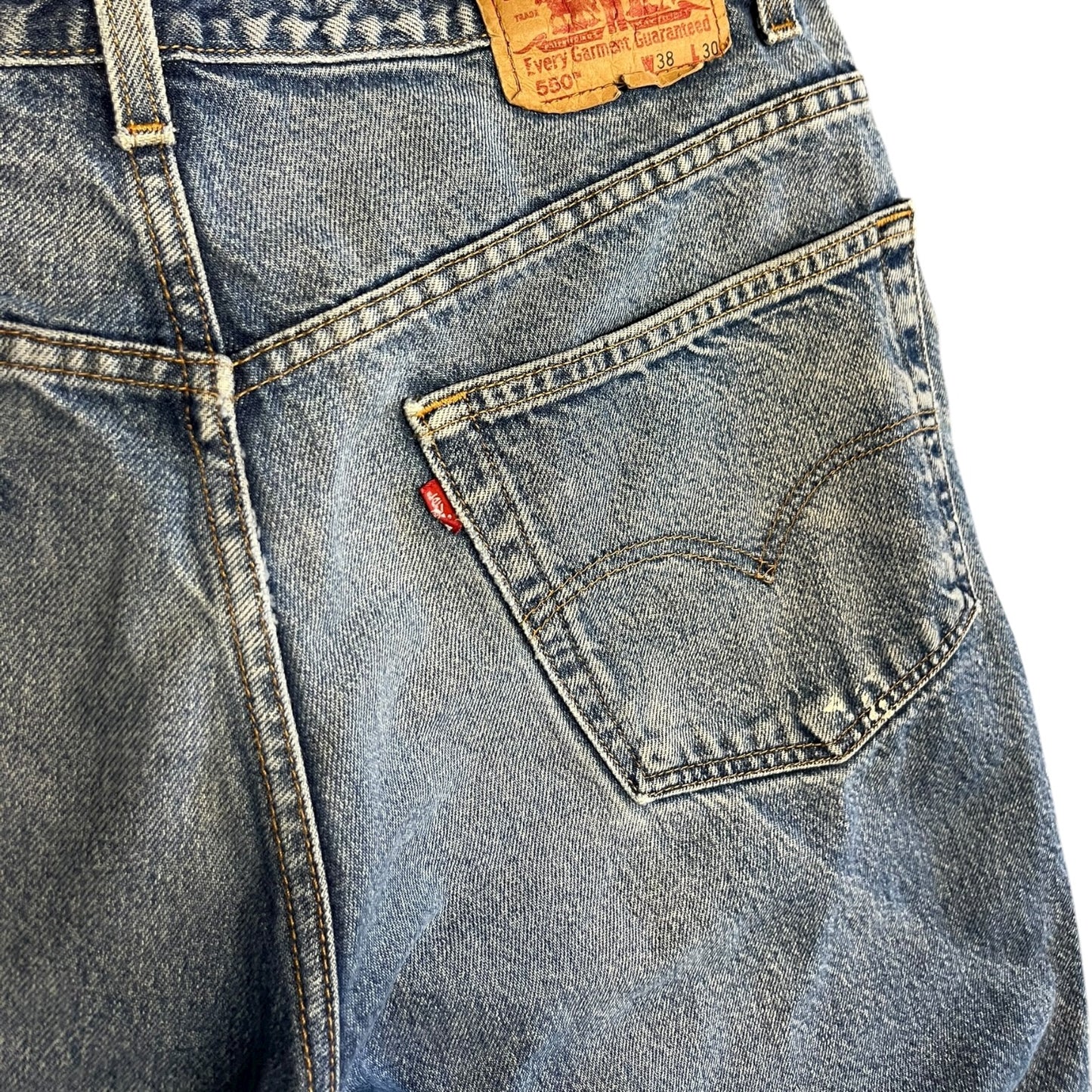 Y2K Levi’s 550 Lightwash W/ Paint Splatters