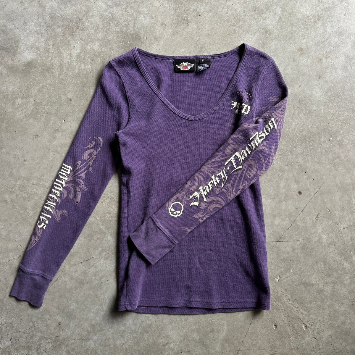 Women’s Y2K Harley Davidson Purple Thermal w/Spellout Tattoo Sleeves