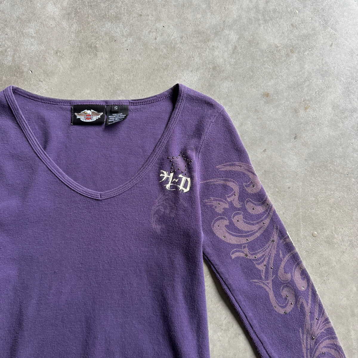 Women’s Y2K Harley Davidson Purple Thermal w/Spellout Tattoo Sleeves