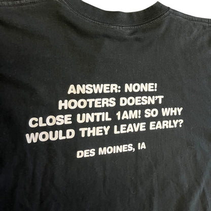 Vintage Hooters Des Moines Trivia Tee