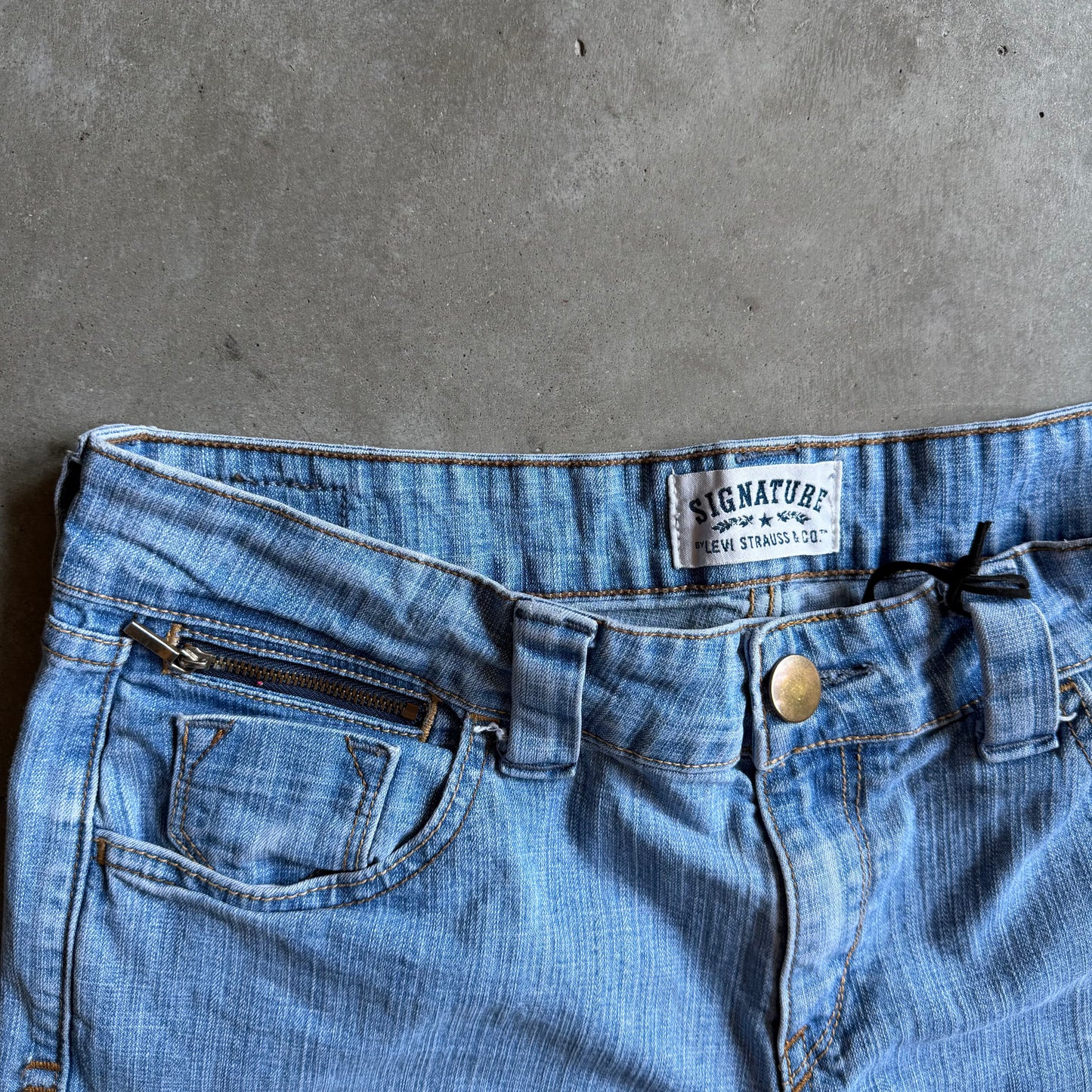 Y2K Women’s Levi’s Signature Secret Zipper Pocket Jorts