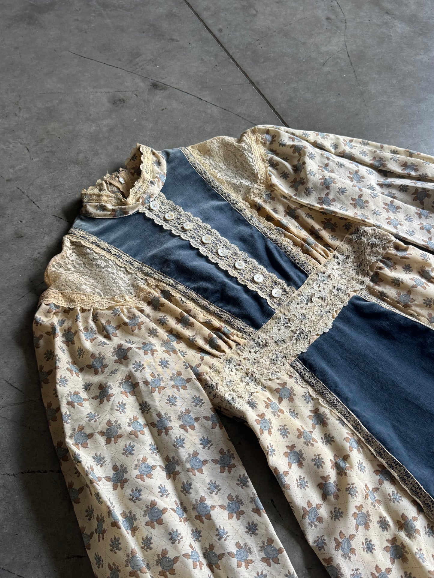 Vintage Gunne Sax 70s Blue Velvet And Cabbage Rose Prairie Dress With Tie Back