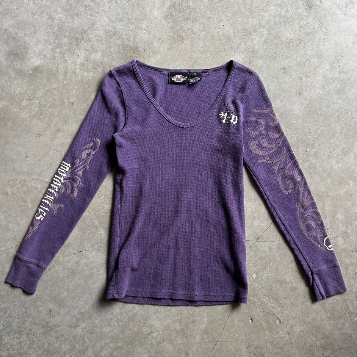 Women’s Y2K Harley Davidson Purple Thermal w/Spellout Tattoo Sleeves